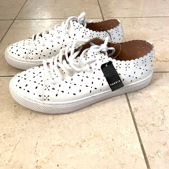 Torrid 9 W Faux Leather Laser Cut Lace Up Sneaker Casual Shoes Scalloped White - Picture 3 of 15